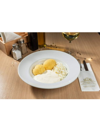 Mămăligă cu brânză dulce şi smântână