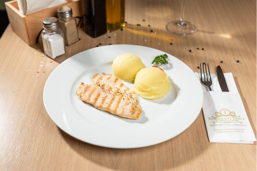 Piept de pui la grătar Junior cu piure de cartofi