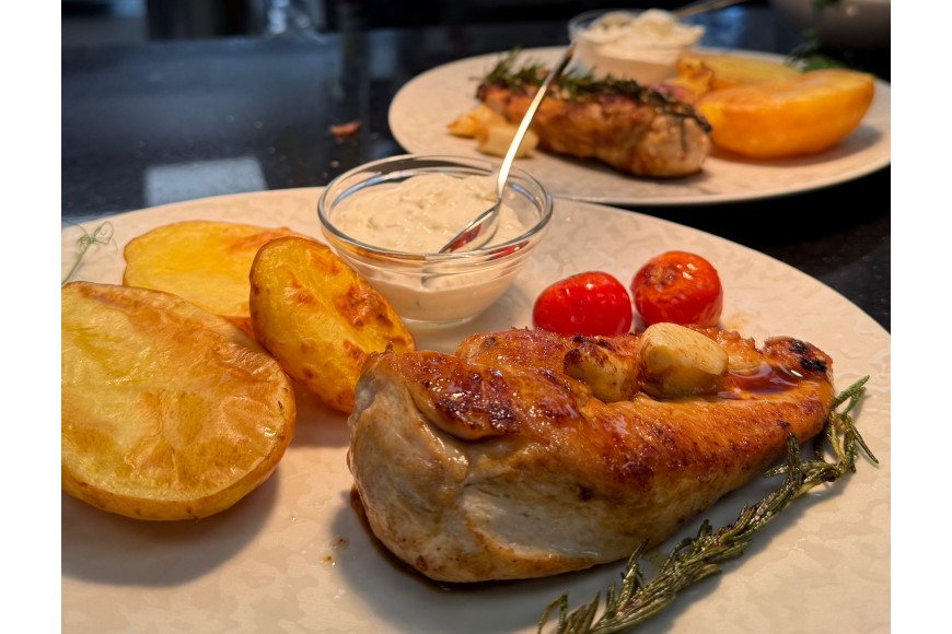 Piept de pui la tigaie cu garnitura de cartof copt la cuptor si sos de brânză cu usturoi