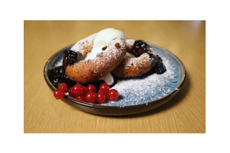 Papanaşi cu smântână și gem de afine