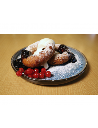 Papanaşi cu smântână și gem de afine